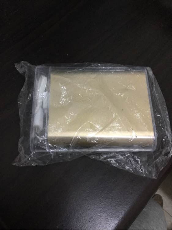 买移动电源需谨慎 拆山寨坑爹充电宝